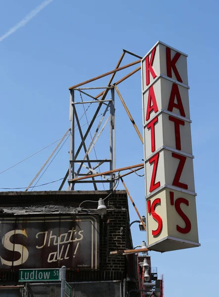 Sign for the historical Katz's Delicatessen — Stock Photo, Image