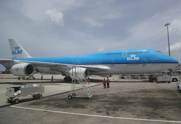 KLM Boeing 747 plane on tarmac at Princess Juliana Airport — Stock Photo, Image