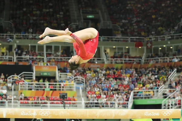 Mistrz olimpijski Aly Raisman USA konkurencyjnych na belce równowagi w gimnastyce wszystko wokół kobiet na Igrzyskach Olimpijskich Rio 2016 — Zdjęcie stockowe