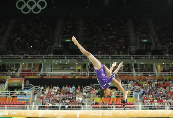 La gimnasta artística brasileña Rebeca Andrade compite en la barra de equilibrio en la gimnasia femenina en los Juegos Olímpicos de Río 2016 — Foto de Stock
