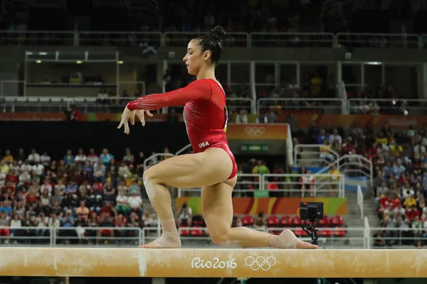 女性の万能体操リオ 2016 年のオリンピックでの平均台上競合するアメリカ合衆国のアリー Raisman のオリンピック チャンピオン — ストック写真