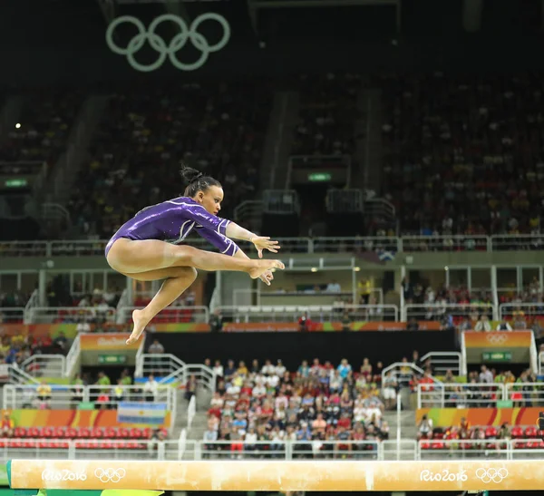 Brasilianska artistisk gymnast Rebeca Andrade konkurrerar på balans balken på kvinnors mångkamp i gymnastik vid OS Rio 2016 — Stockfoto