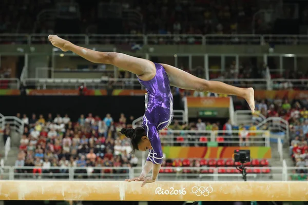 La gimnasta artística brasileña Rebeca Andrade compite en la barra de equilibrio en la gimnasia femenina en los Juegos Olímpicos de Río 2016 — Foto de Stock