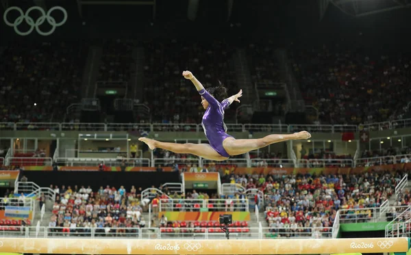 La gimnasta artística brasileña Rebeca Andrade compite en la barra de equilibrio en la gimnasia femenina en los Juegos Olímpicos de Río 2016 — Foto de Stock