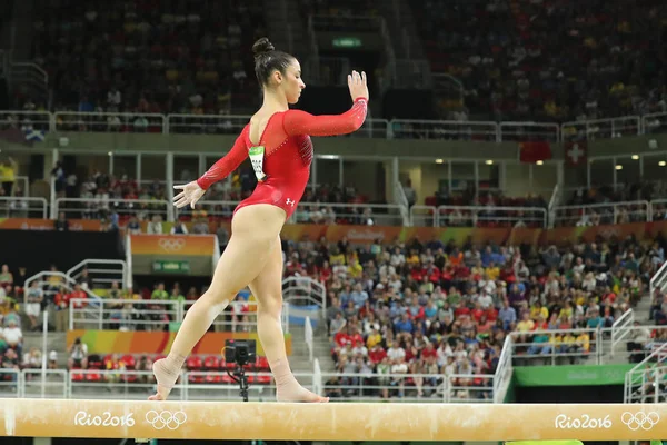 Campeona olímpica Aly Raisman de Estados Unidos compitiendo en la barra de equilibrio en la gimnasia femenina en los Juegos Olímpicos de Río 2016 — Foto de Stock