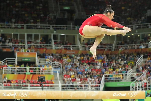 Olympisk mästare Aly Raisman av Förenta staterna konkurrerar på balans balken på kvinnors mångkamp i gymnastik vid OS Rio 2016 — Stockfoto