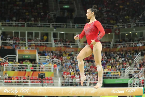 女性の万能体操リオ 2016 年のオリンピックでの平均台上競合するアメリカ合衆国のアリー Raisman のオリンピック チャンピオン — ストック写真