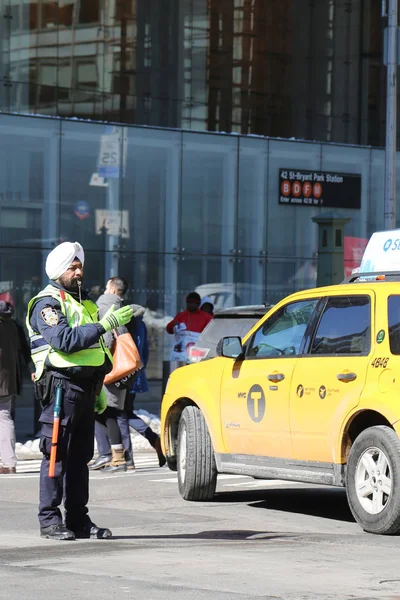 NYPD Traffic officer wears turban with insignia attached in Manhattan — Stock Photo, Image