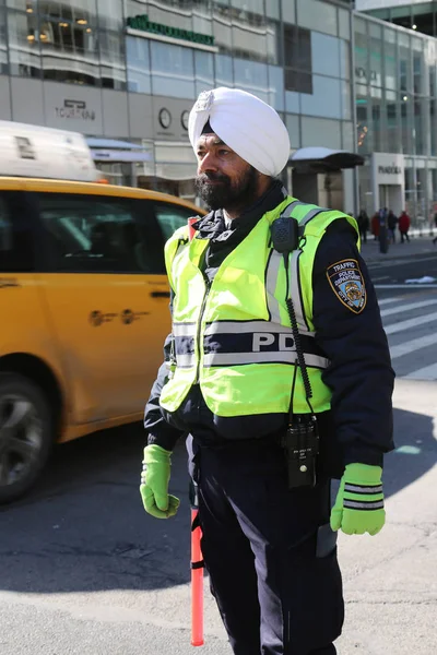 Policía de Nueva York El oficial de tráfico usa turbante con insignias en Manhattan —  Fotos de Stock