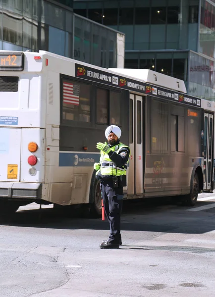 L'agente del traffico di New York indossa turbante con insegne attaccate a Manhattan — Foto Stock