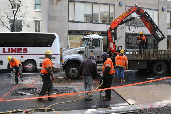 Verizon crew workers make emergency repair in Midtown Manhattan — Stock Photo, Image