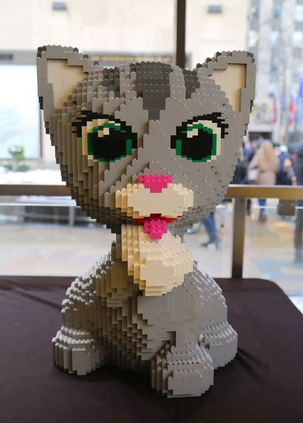 Escultura de Lego na loja Lego em Manhattan Fotos De Bancos De Imagens