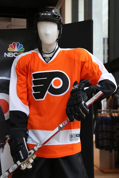 Philadelphia Flyers Uniforme em exibição na loja da NHL em Midtown Manhattan . — Fotografia de Stock