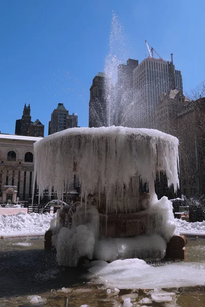 Fuente congelada en Bryant Park, Midtown Manhattan —  Fotos de Stock