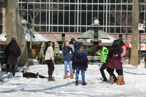 Tanımlanamayan zevk Bryant Park, Midtown Manhattan'ın karda çocuklar — Stok fotoğraf