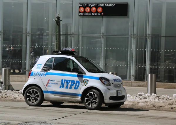 NYPD nejmenší auto Smart Fortwo v Midtownu na Manhattanu. — Stock fotografie