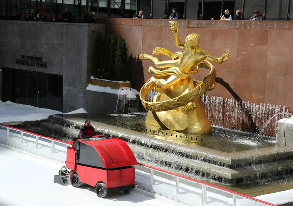 Revitalización de hielo en la pista de hielo del Rockefeller Center en el centro de Manhattan — Foto de Stock