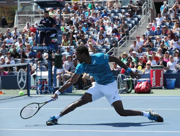 Jugador de tenis profesional Gael Monfis de Francia en acción durante el US Open 2016 ronda 4 partido en el Centro Nacional de Tenis —  Fotos de Stock