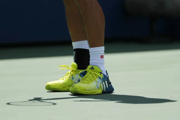 Le joueur de tennis professionnel Kei Nishikori du Japon porte des chaussures de tennis Adidas personnalisées pendant le match à l'US Open 2016 — Photo