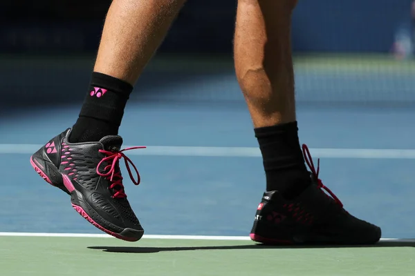 El campeón del Grand Slam Stanislas Wawrinka de Suiza lleva zapatos de tenis Yonex personalizados durante el partido en el US Open 2016 —  Fotos de Stock