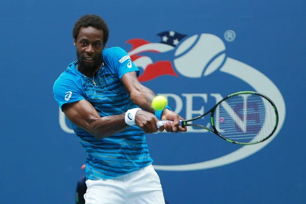 Jogador profissional de tênis Gael Monfis da França em ação durante a partida de quartas de final do US Open 2016 no National Tennis Center — Fotografia de Stock