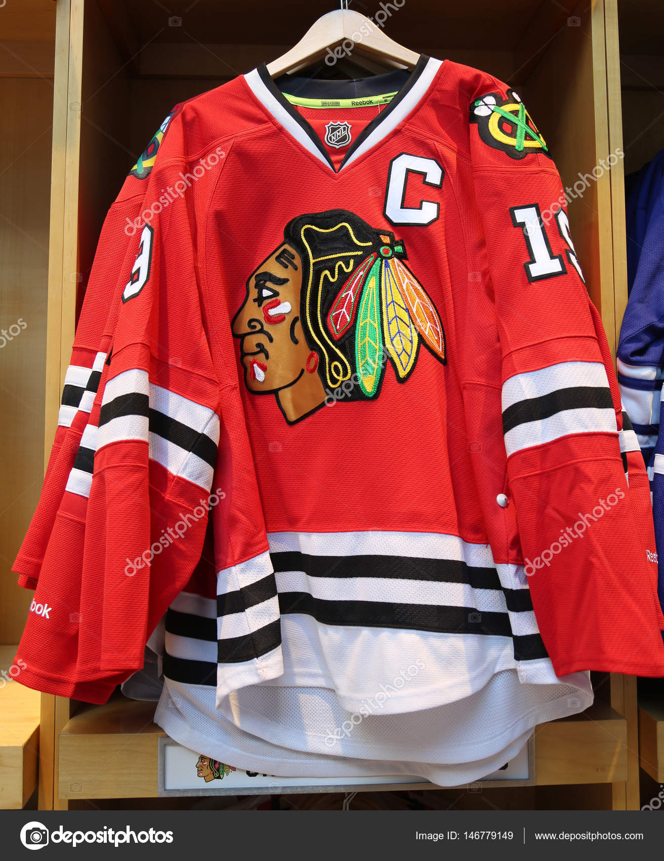 Chicago Blackhawks jersey on display at NHL store – Stock Editorial Photo ©