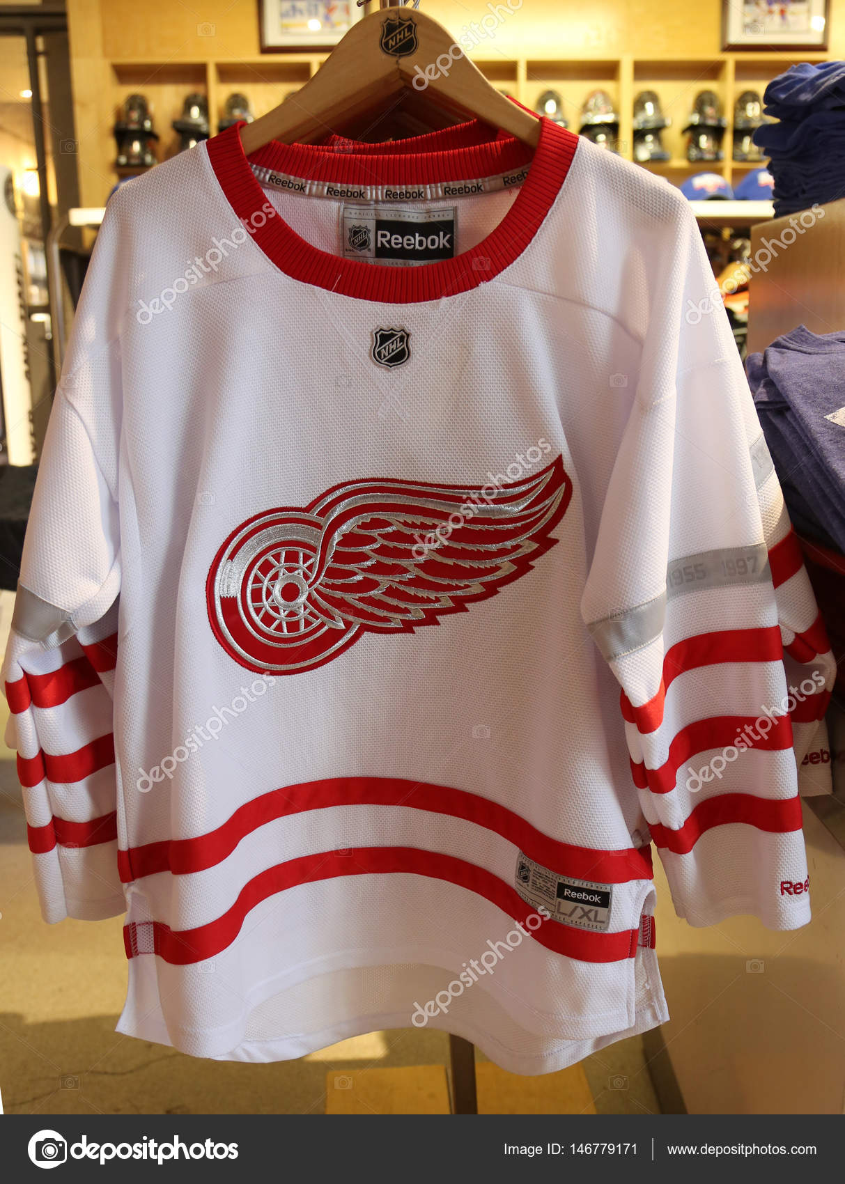 The Detroit Red Wings jersey on display at NHL store – Stock Editorial  Photo © zhukovsky #146779171
