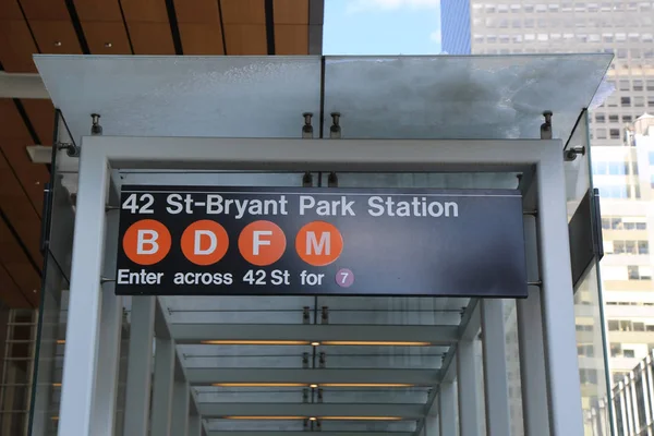 NYC 42 St Bryant Park Metro İstasyonu'na giriş — Stok fotoğraf