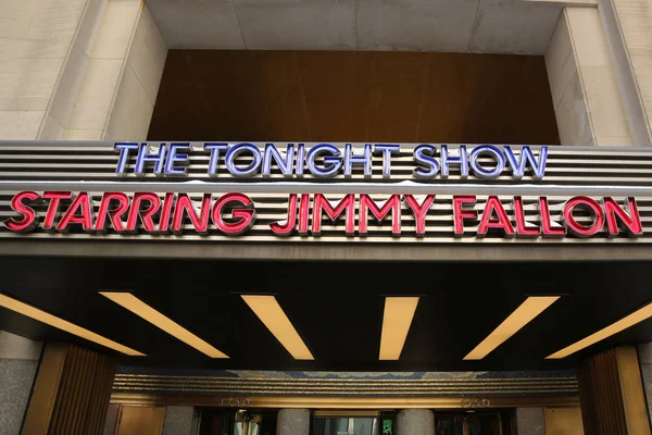 The Tonight Show starring Jimmy Fallon entrance at Rockefeller Center — Stock Photo, Image