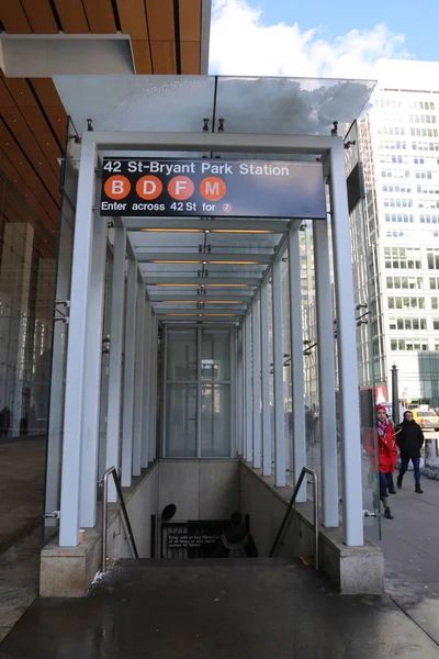 42 St  Bryant Park Subway Station entrance in NYC — Stock Photo, Image