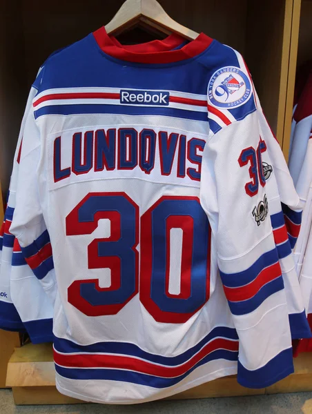 Henrik Lundqvist New York Rangers Reebok jersey on display at NHL store — Stock Photo, Image