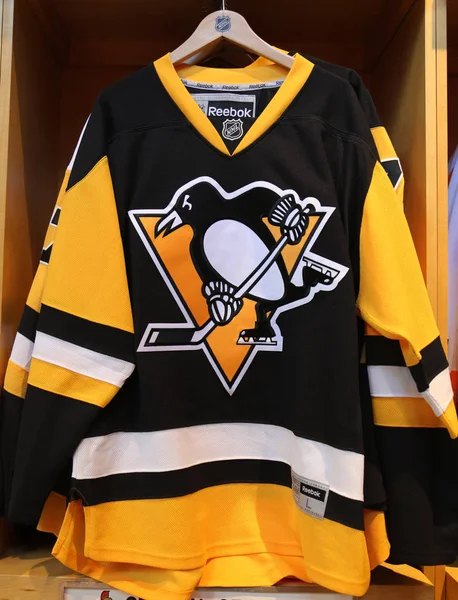 De Pittsburgh Penguins trui tentoongesteld in Nhl winkel — Stockfoto