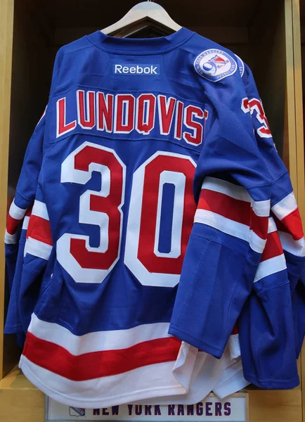 Henrik Lundqvist New York Rangers Reebok jersey on display at NHL store — Stock Photo, Image