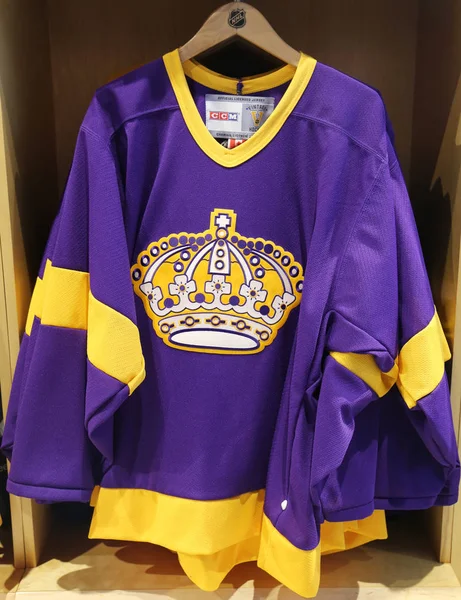 A camisola Los Angeles Kings em exibição na loja NHL — Fotografia de Stock