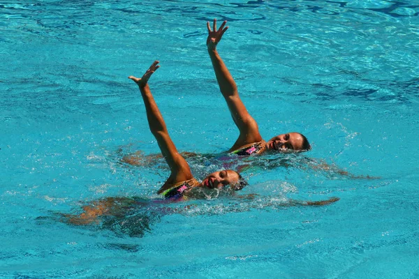 Iryna Limanouskaya a Veronika Yesipovich z týmu Bělorusko soutěžit v synchronizovaném plavání duety — Stock fotografie