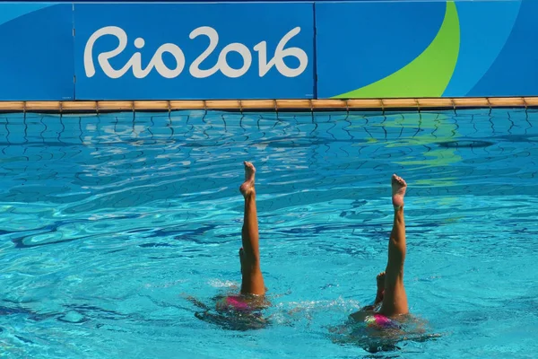 Iryna Limanouskaya og Veronika Yesipovich af team Belarus konkurrere under synkroniserede svømning duetter - Stock-foto
