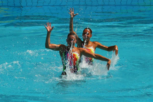 Iryna limanouskaya und Veronika yesipovich vom Team Weißrussland messen sich im Synchronschwimmen — Stockfoto
