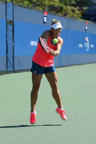 Angelique Kerber, campeona del Grand Slam de Alemania, practica para el US Open 2016 — Foto de Stock