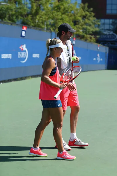 La campeona de Grand Slam Angelique Kerber de Alemania con su entrenador Torben Beltz durante la práctica para el US Open 2016 — Foto de Stock