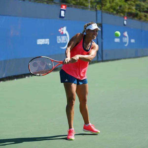 Campeão do Grand Slam Angelique Kerber da Alemanha treina para o US Open 2016 — Fotografia de Stock