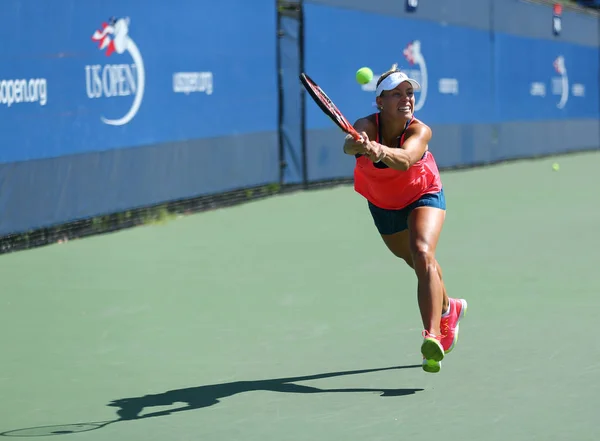 Angelique Kerber, campeona del Grand Slam de Alemania, practica para el US Open 2016 — Foto de Stock