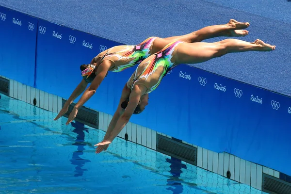 Iryna Limanouskaya e Veronika Yesipovich della squadra Belarus competono durante duetti di nuoto sincronizzati Foto Stock