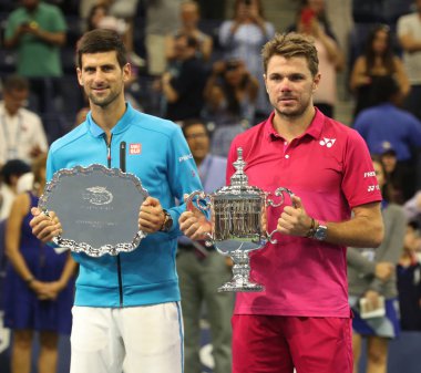 İkincisi Novak Djokovic Sırbistan (L) ve bize açık 2016 kupa sunu sırasında Stanislas Wawrinka İsviçre şampiyonu