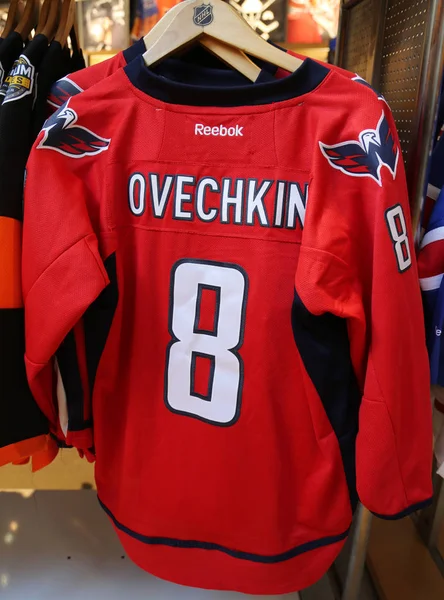 Camiseta Reebok Alexander Ovechkin Washington Capitals en exhibición en la tienda NHL — Foto de Stock