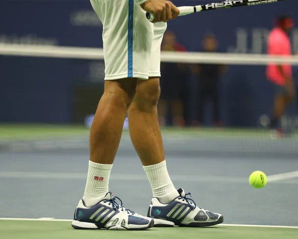 Campeão do Grand Slam Novak Djokovic da Sérvia usa tênis Adidas personalizados durante a partida no US Open 2016 — Fotografia de Stock