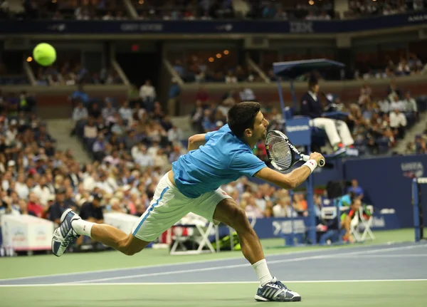 Der zwölfmalige Grand-Slam-Champion Novak Djokovic aus Serbien in Aktion während seines Viertelfinal-Matches bei den US Open 2016 — Stockfoto