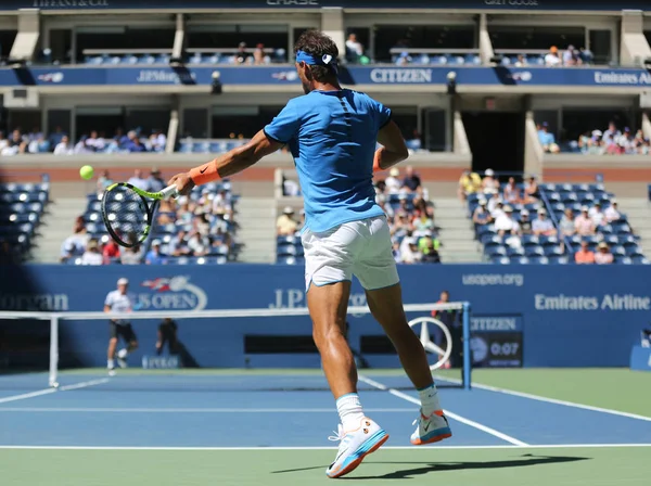 El campeón del Grand Slam Rafael Nadal de España en acción durante el partido de primera ronda del US Open 2016 —  Fotos de Stock