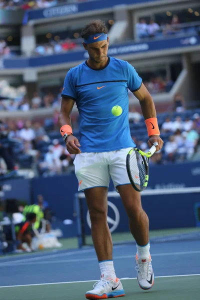 Grand Slam Championem Rafael Nadal Hiszpanii w akcji podczas Open 2016 w pierwszej rundzie meczu — Zdjęcie stockowe