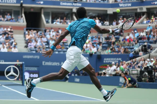 Jogador de tênis profissional Gael Monfis da França em ação durante a partida de quartas de final do US Open 2016 — Fotografia de Stock