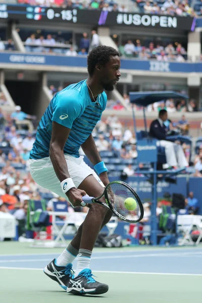 Jugador de tenis profesional Gael Monfis de Francia en acción durante el partido de cuartos de final del US Open 2016 —  Fotos de Stock